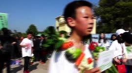 鄉村馬拉松別開生面：用蔬菜當花環 跑完拿回家吃 