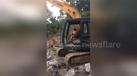 Newsflare Edit - 湖南常德 4岁萌娃熟练开挖掘机