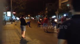 Nhóm thanh niên nhặt tiền giúp người đi đường 