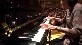 87-year-old granny shows off piano solo