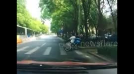 Scooter hits cyclist at high speed in China