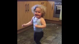 Toddlers funky dancing to Bruno Mars