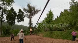 旺苍张望钢丝娃走钢丝