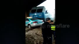 娄底一出租车开上铁轨撞上行驶而来的火车