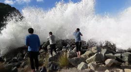 Beach goers get soaked by large wave