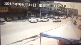 Car drifts backwards into car park amid traffic