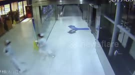 南通 孕妇私家车上产女 护士就地剪脐带狂奔送医