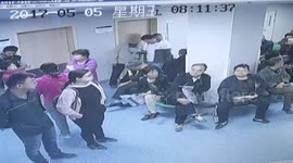 西安：男子诊室门口突倒地 女护士箭步冲上前施救