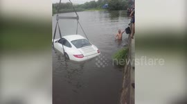 保时捷跑车为避让三轮冲入河中 驾驶员自行车窗逃生被疑酒驾