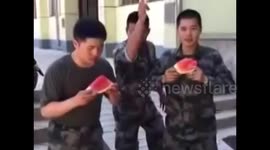 郑州：吃西瓜大赛 看谁的速度快