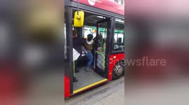 Newsflare Edit - Girls fighting on the bus ????