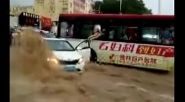 榆林公交司机洪水中勇救三人