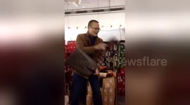 Salesman uses tongue twisters to attract customers