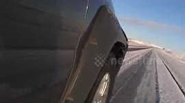 CARRO EM MOVIMENTO - DETALHE NO PNEU NO GELO.avi