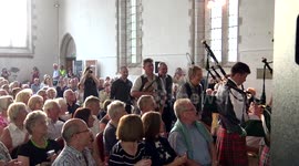 Nashville star Mary Gauthier gets her first bagpipe escort into Scottish concert