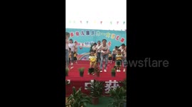 舞台上尿急，熊孩子当场脱裤尿尿