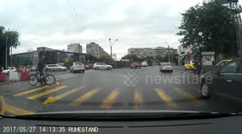 dashcam - 5 drivers at the traffic light