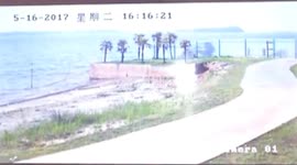 上饶鄱阳：百万豪车“飞”入河中 这名驾驶员有点怪 素材