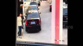 苏州：女子和朋友一起走路 不小心被脚下石头圆球绊倒