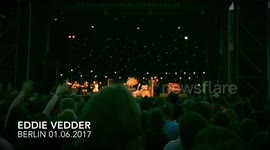 Eddie Vedder LIVE in Berlin - audience singing 