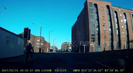 Red Light jumping HGV Driver nearly kills a cyclist and me [dashcam footage]