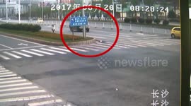 校车翻了12名孩子都没事 长沙街头“接力抱”救援暖人心