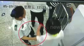 深圳：高铁站内打骂警察 女子被拘10日