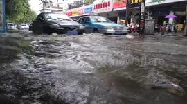 暴雨来袭多条马路可看海