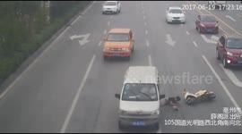 Scooter driver narrowly avoids being run over on the head by minibus