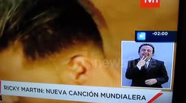 Interprete de lenguaje de señas  baila al ritmo de Ricky Martin