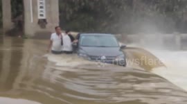 英山：父女驾车强过“漫水桥”被困 消防紧急救援