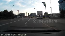 dashcam - near miss - in the roundabout