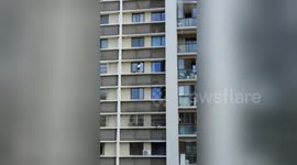 Newsflare Edit - 芜湖：熊孩子11楼窗户翻出 来回追逐让人惊心