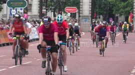 People cheering at the Prudential Ride London Classique