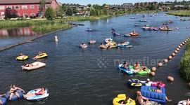 Hundreds float down river in dinghies during US heat wave