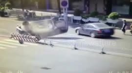 山西长治：路人刚过完马路 车辆就撞上隔离栏