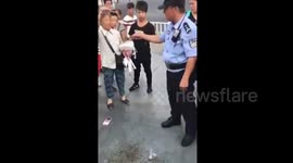 四川成都  大妈卖装沙充电宝，民警当场戳穿