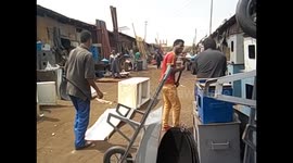 Eritrea. Asmara. Recycling market. Mercado del reciclaje (2) Golpeando cacharros
