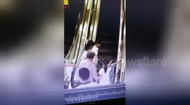 Newsflare Edit - 深圳：妇女搀扶老人上自动扶梯 突然跌倒上演惊险一幕