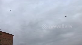 VERY DANGEROUS AIRPLANE NEAR MISS, Almost Collided (Stockwell, London)