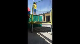 Saltando en cama elastica