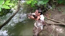 Wild fish comes every day to greet farmer who saved its life
