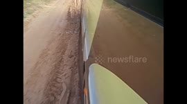 Tanzania. De Tabora a Kigoma. Mud road. Bus en carretera de tierra hecha un lodazal. 2016