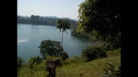 Uganda. Crater Lakes (3) Vistas de lago narrado. Animals and diseases. 2016
