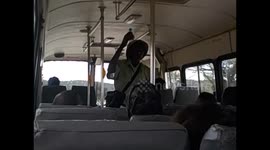 Zimbabwe. Zimbabue. From Masvingo to Bulawago. Bus seller. Vendedor en el bus. 2016