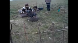 United Kingdom. Stonehenge. Making pottery in a traditional way. Fuelle avivando el fuego. 2016