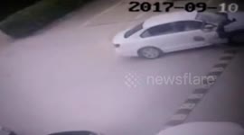 安徽池州：错将油门当刹车 轿车撞伤老人冲进银行 + 刚拿驾照不到一月 司机承担全部责任