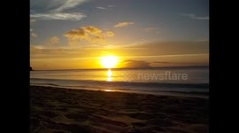 Seychelles 3. Beau Vallon (1) Juggling, three balls. Malabares con puesta de sol. 2015