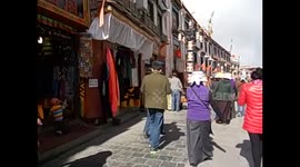 Tibet. Lhasa I. (1) Barkhour. Walking with pilgrims. Caminando con peregrinos. 2015