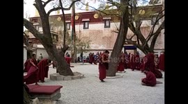 Tibet. Lhasa II. (4) Sera monastery. Monjes debatiendo. Monks Debating courtyard 2015